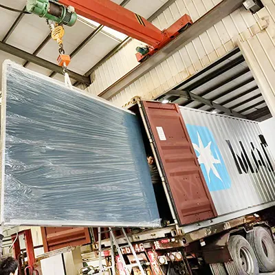 Kaksi vaahtomuovikonetta ladattu astioihin samana päivänä